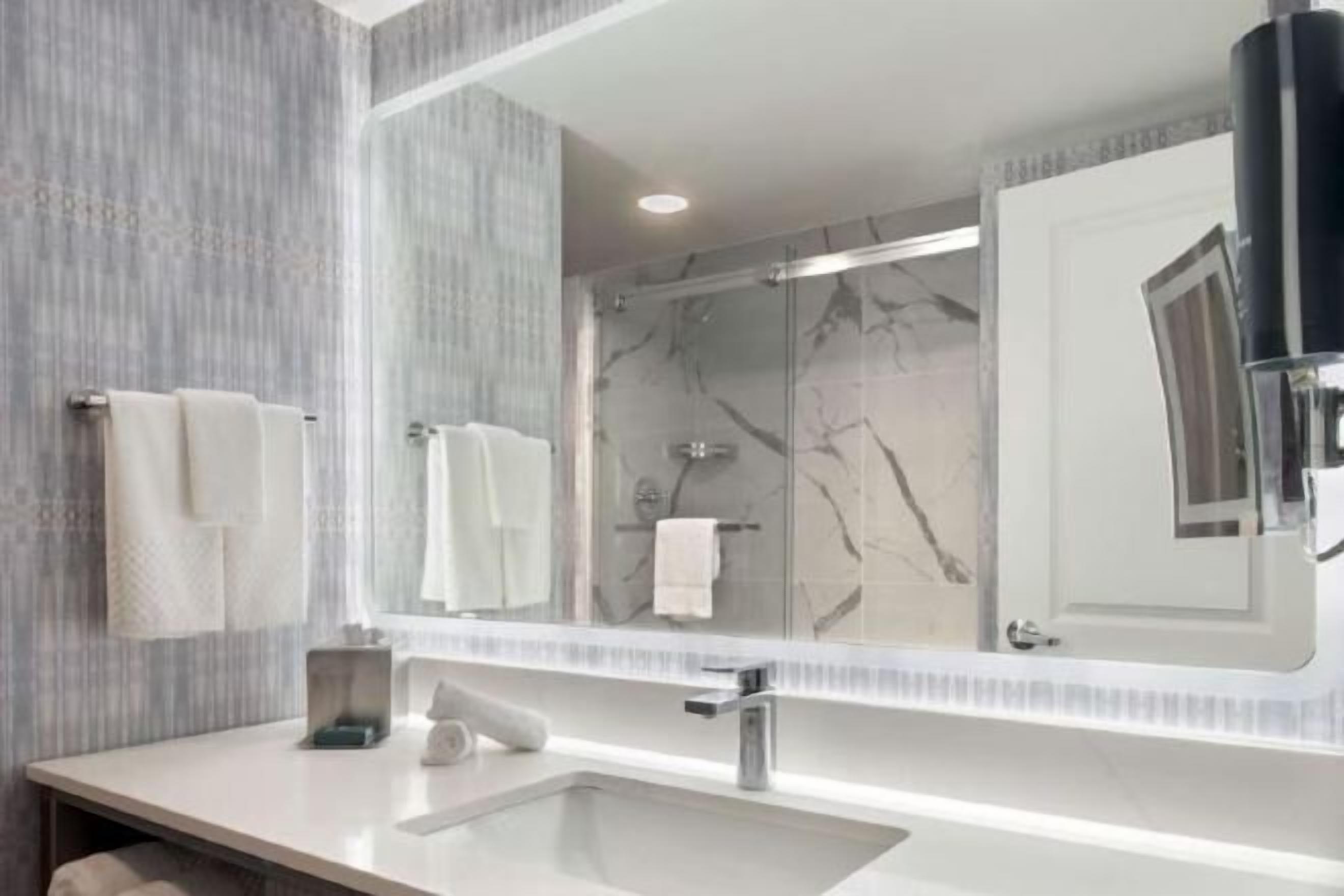 Ducha, artículos de tocador ecológicos, secador de pelo, toallas