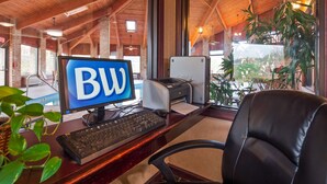 Un escritorio con un monitor de computadora que muestra “BW”, una impresora, un teclado y un ratón.