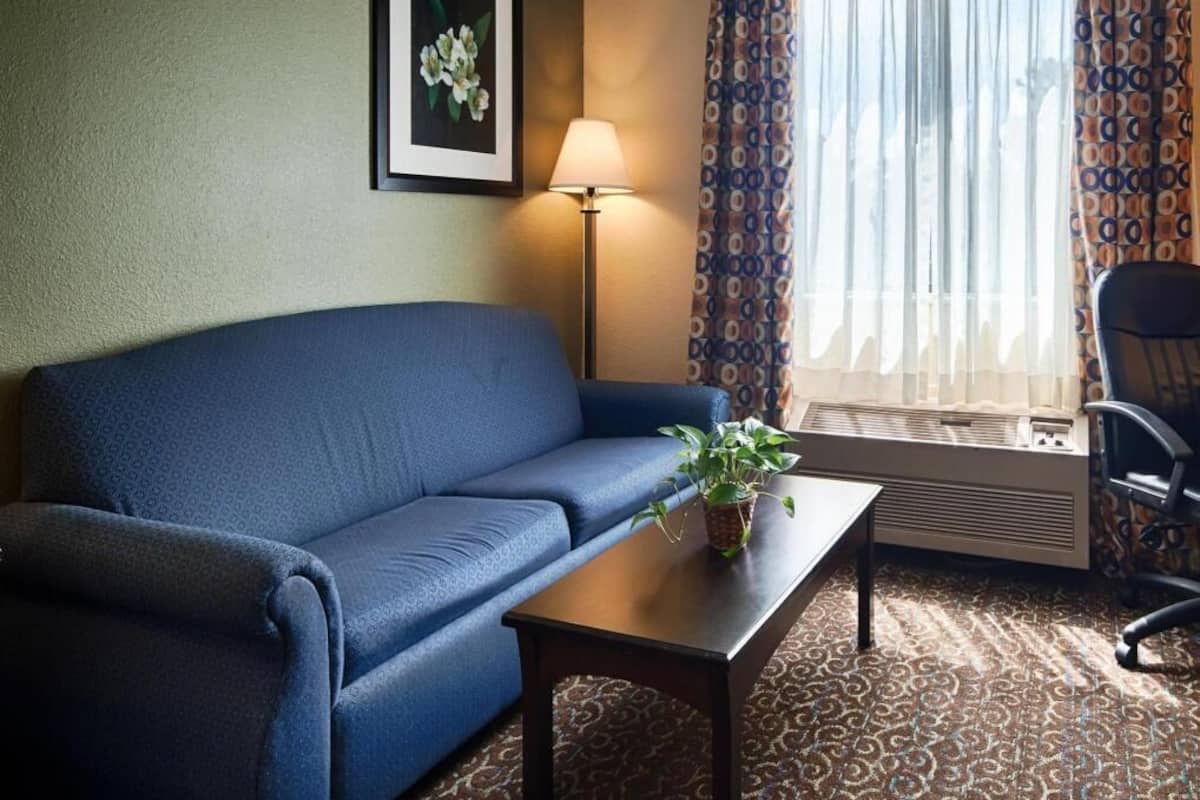 Aire de séjour | Téléviseur ACL de 32 po avec télévision par cùble, téléviseur