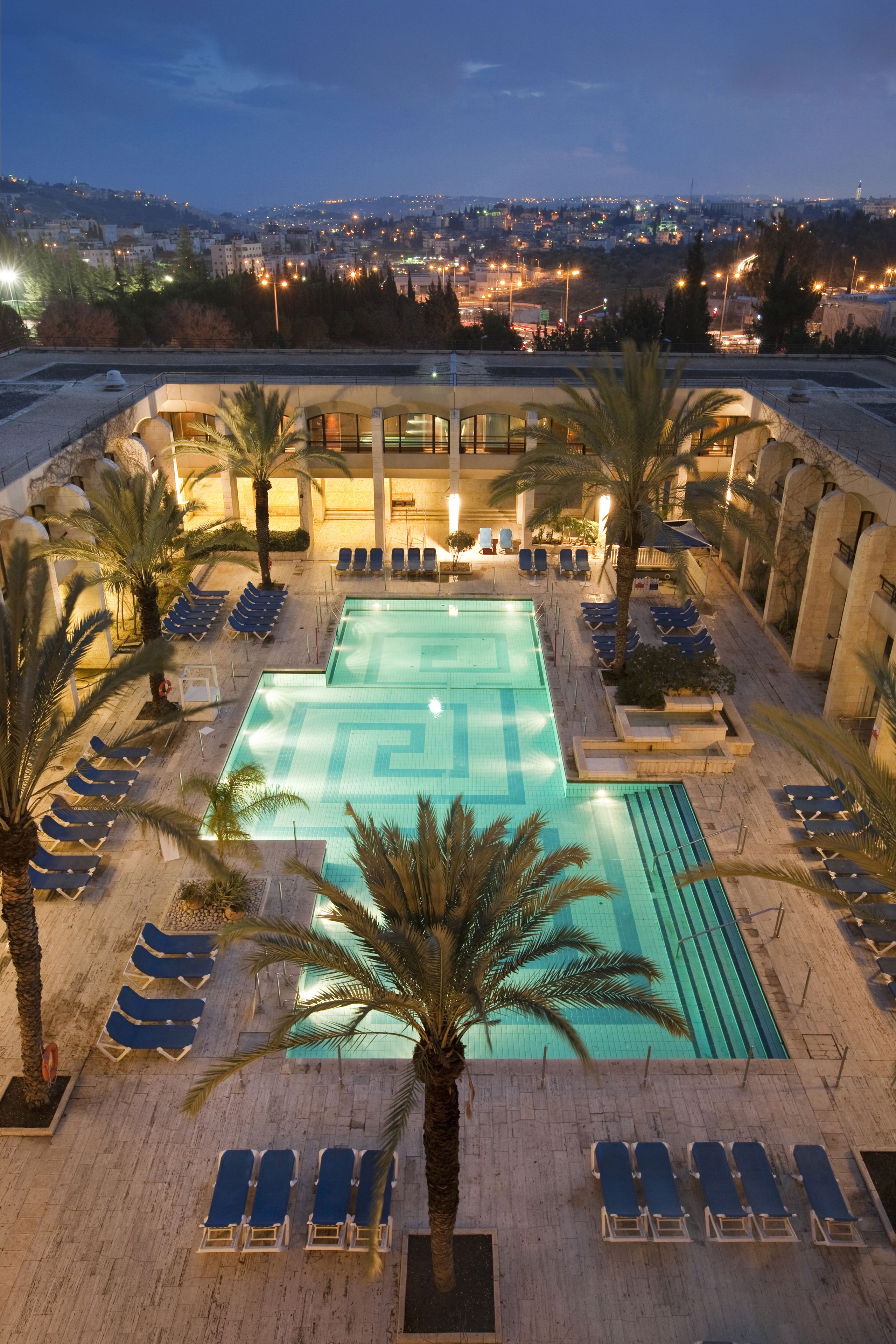 실내 수영장, 시즌별로 운영되는 야외 수영장