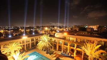 Kolam renang tertutup, kolam renang terbuka bermusim