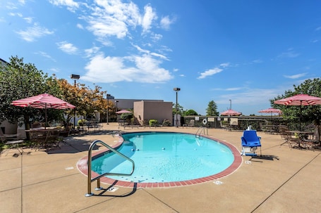 Una piscina al aire libre de temporada. Quality Inn Union City US 51
