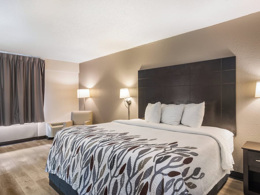 Escrivaninha, espaço de trabalho para notebook, cortinas blackout