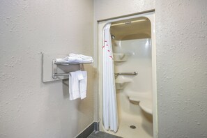 Desk, laptop workspace, blackout drapes, iron/ironing board - Red Roof Inn Savannah - Southside/Midtown (Savannah)