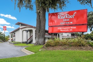 A Red Roof Inn sign with an arrow pointing to the entrance, located at 11750 Abercorn Street, Savannah, GA. - Red Roof Inn Savannah - Southside/Midtown (Savannah)