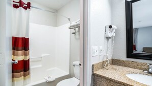 Ein Badezimmer mit Dusche, Toilette und Waschbecken.
