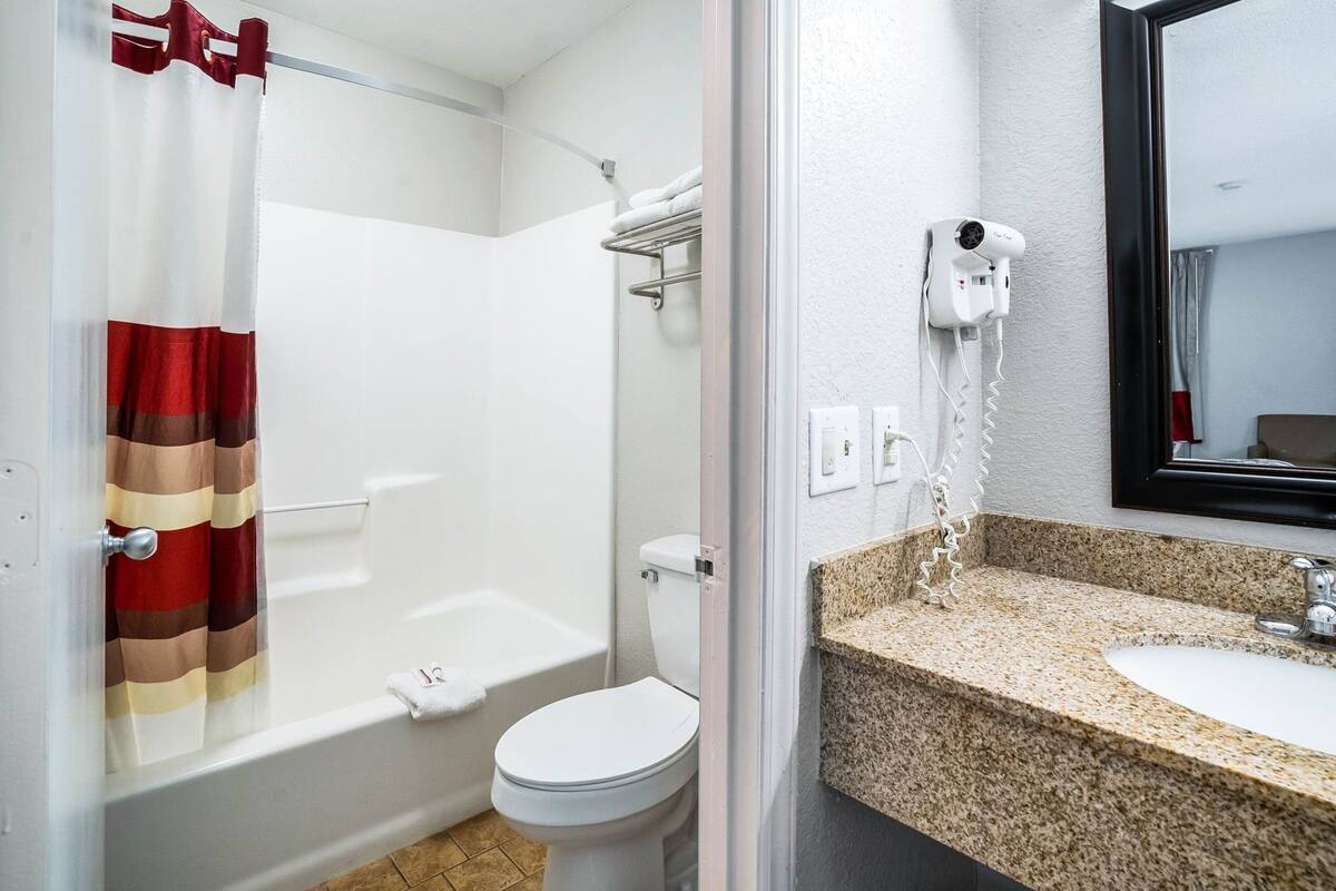 Ein Badezimmer mit Dusche, Toilette und Waschbecken.