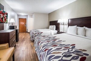 Quarto luxo, 2 camas Queen (Smoke Free) | Ferros/tábuas de passar roupa, berços grátis, Wi-Fi de cortesia