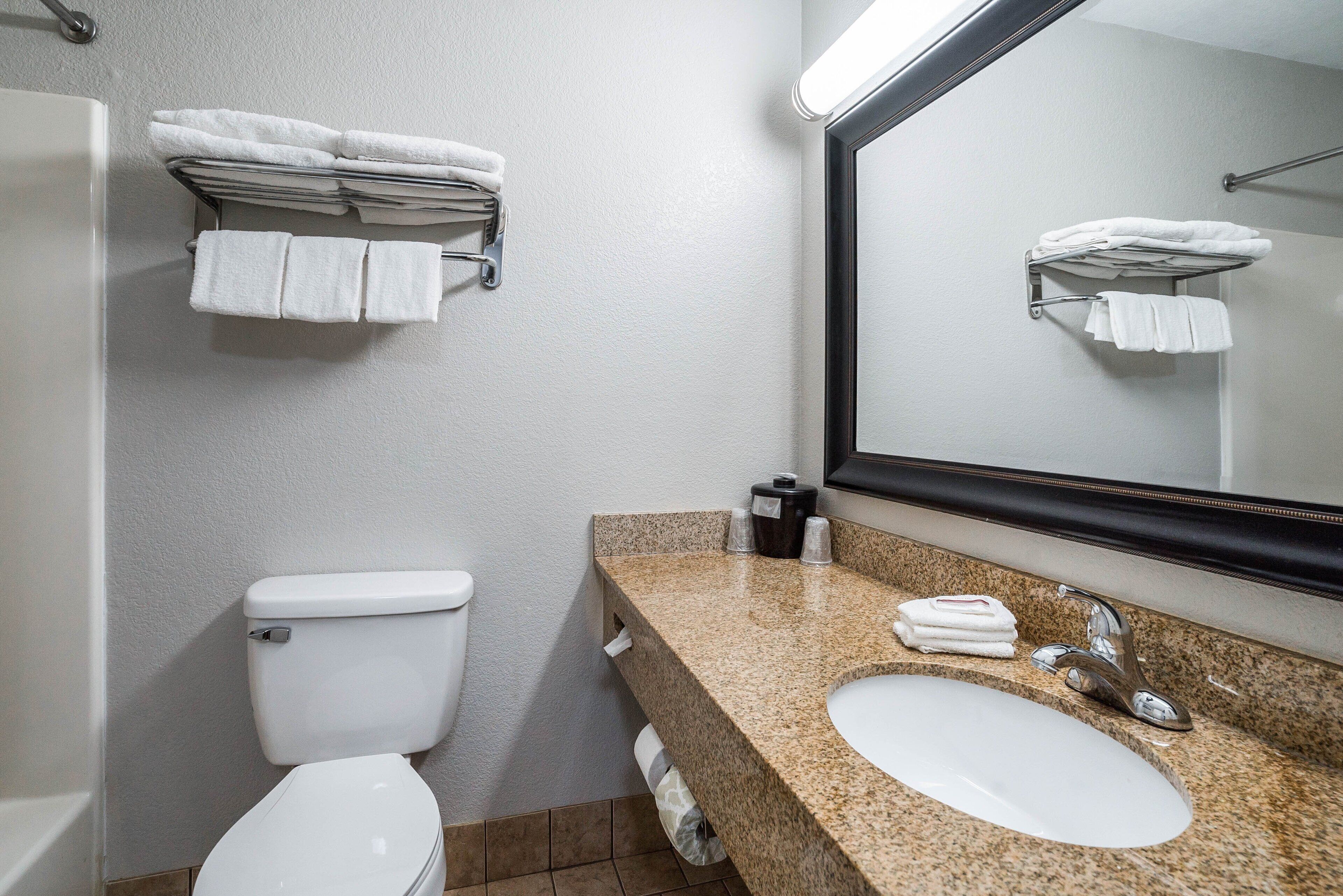 Combined shower/tub, hair dryer, towels