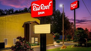 Een Red Roof Inn hotel met een groot bord, een gevel en een parkeerplaats.