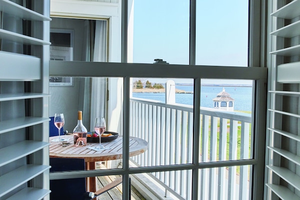 Ylelliset vuodevaatteet, untuvapeitot, tallelokero huoneessa, työpöytä