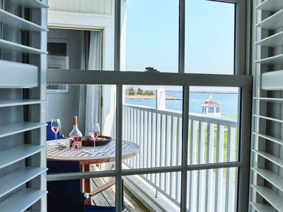 Seprai premium, selimut bulu angsa, brankas, dan meja kerja