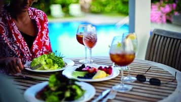 Frühstück, Mittagessen, Abendessen, Blick aufs Meer 