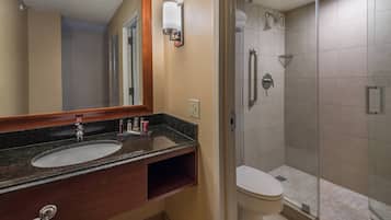 Un baño con lavabo, espejo y ducha.