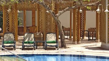 Pool views, serves lunch, brunch, and happy hour