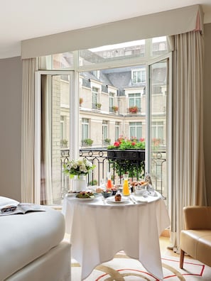 Suite Gallery | Biancheria da letto di alta qualità, minibar, una cassaforte in camera