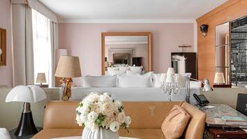 Junior Suite | Premium bedding, minibar, in-room safe, laptop workspace