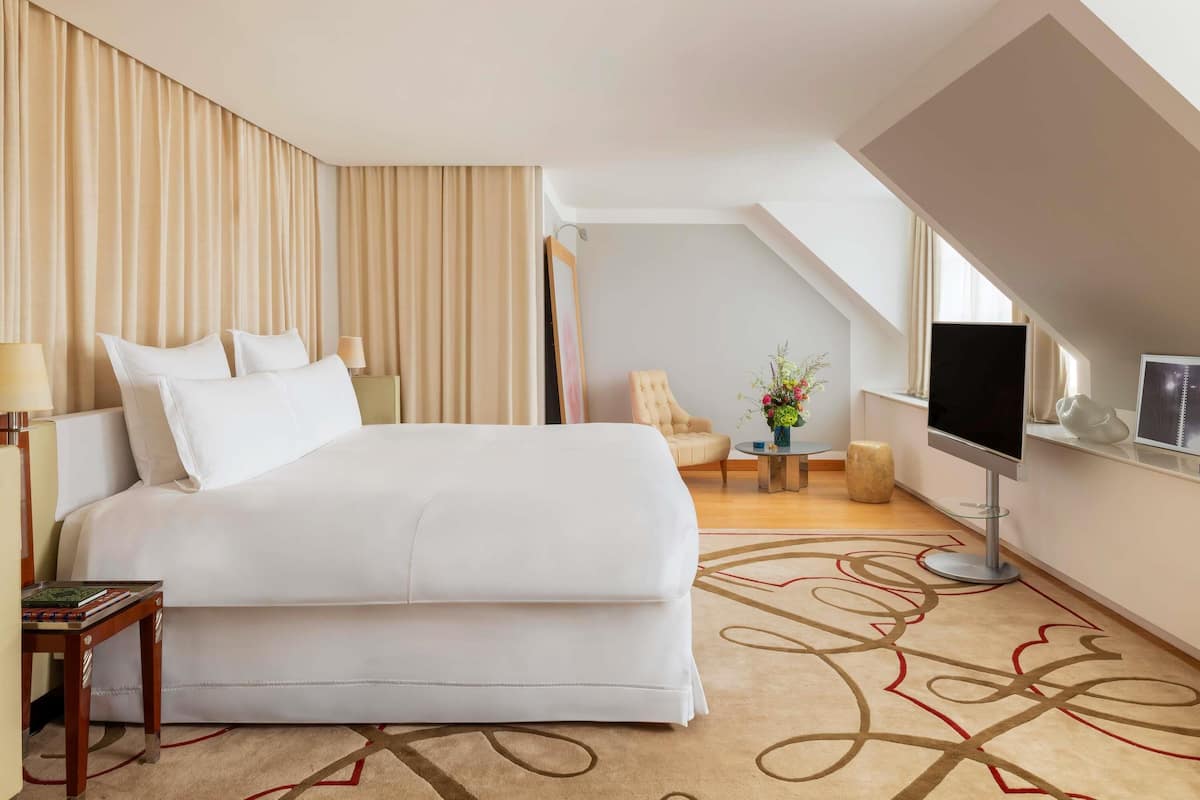 Suite (Penthouse) | Roba de llit d'alta qualitat, minibar i caixa forta a l'habitació