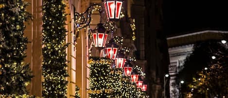 Overnatningsstedets facade – aften/nat