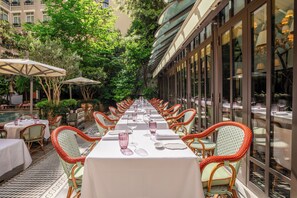 Hi ha 4 restaurants i s'hi serveixen esmorzars; plats de cuina italiana 