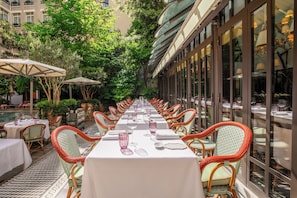 Hi ha 4 restaurants i s'hi serveixen esmorzars; plats de cuina italiana