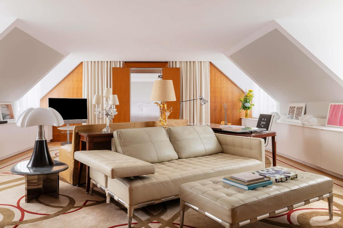 Penthouse Suite | Premium bedding, minibar, in-room safe, laptop workspace