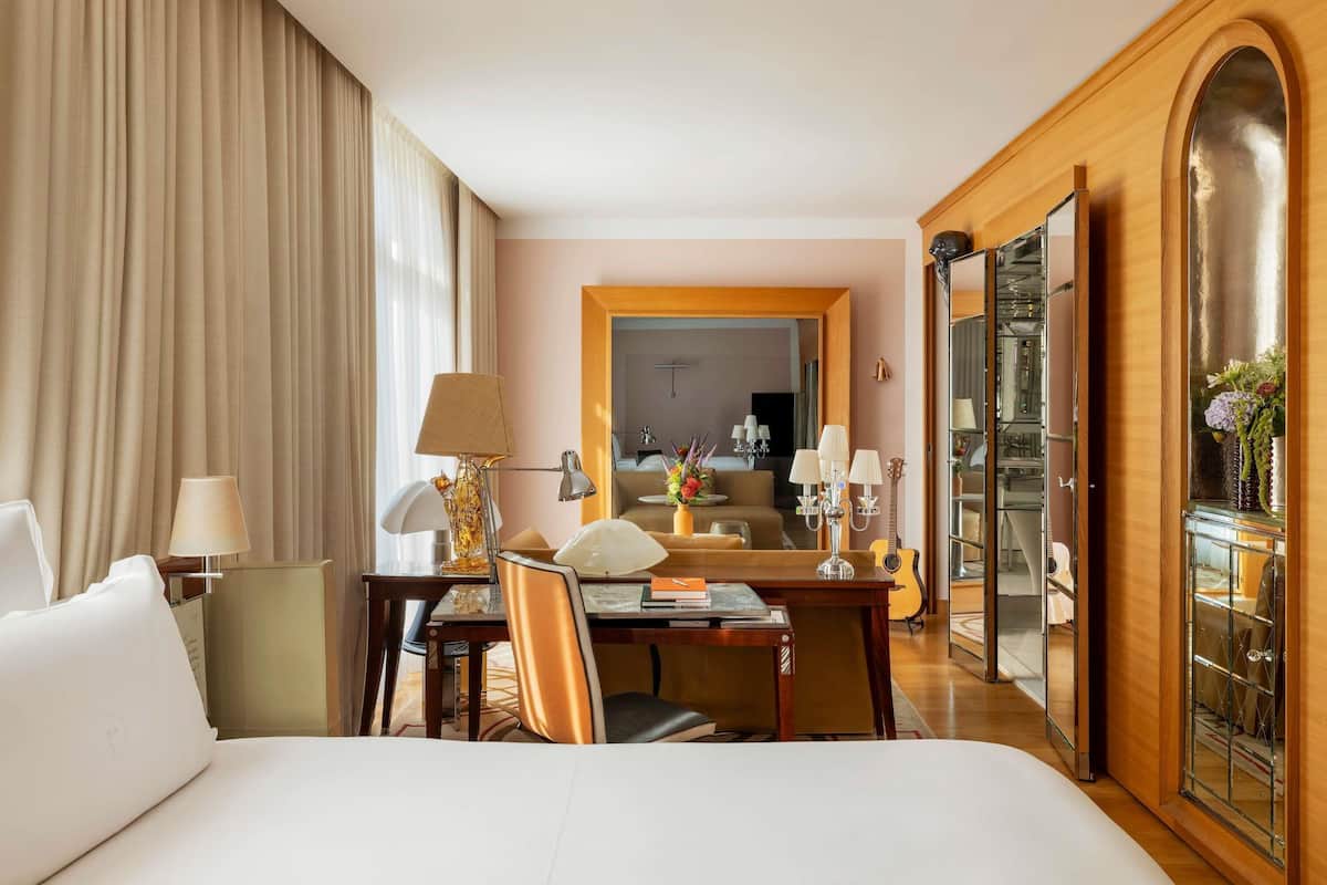 Executive Room | Premium bedding, minibar, in-room safe, laptop workspace