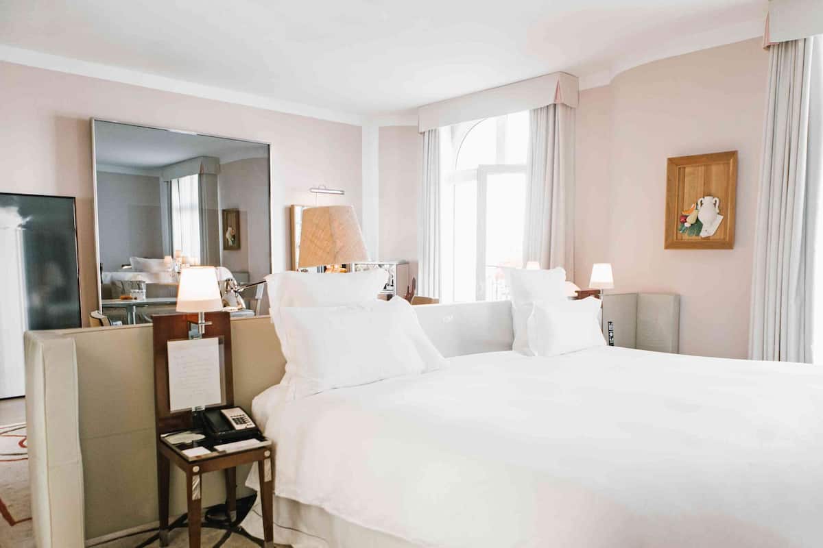Junior Suite | Peralatan tempat tidur premium, bar mini, peti besi dalam bilik