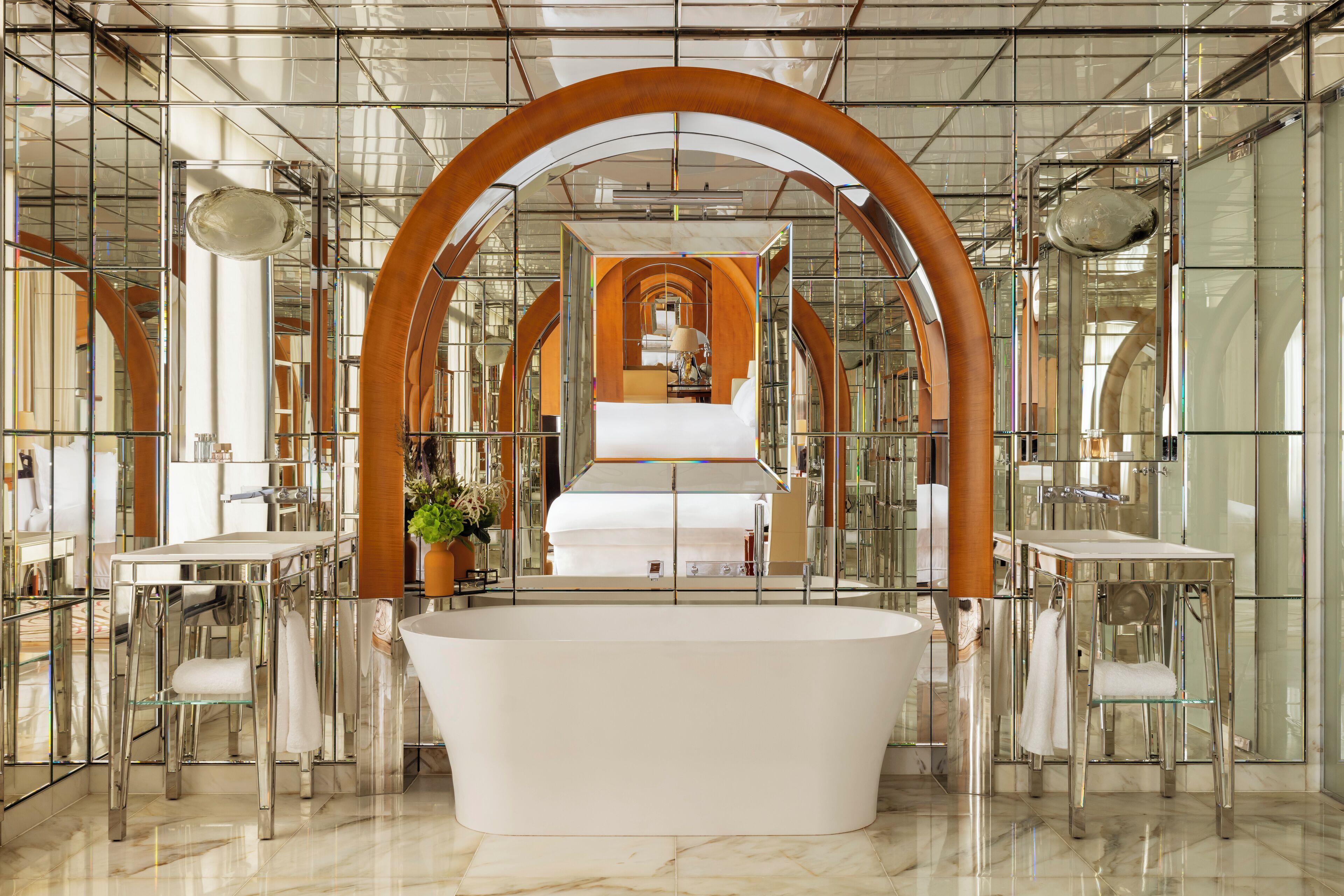 シグネチャー スイート | バスルーム | 個別の浴槽とシャワー、レインフォールシャワー、環境にやさしいバスアメニティ、ヘアドライヤー