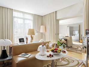 Gallery Suite | Living area | Plasma TV, pay movies