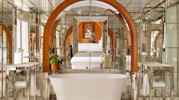 Signature-Suite | Hochwertige Bettwaren, Minibar, Zimmersafe