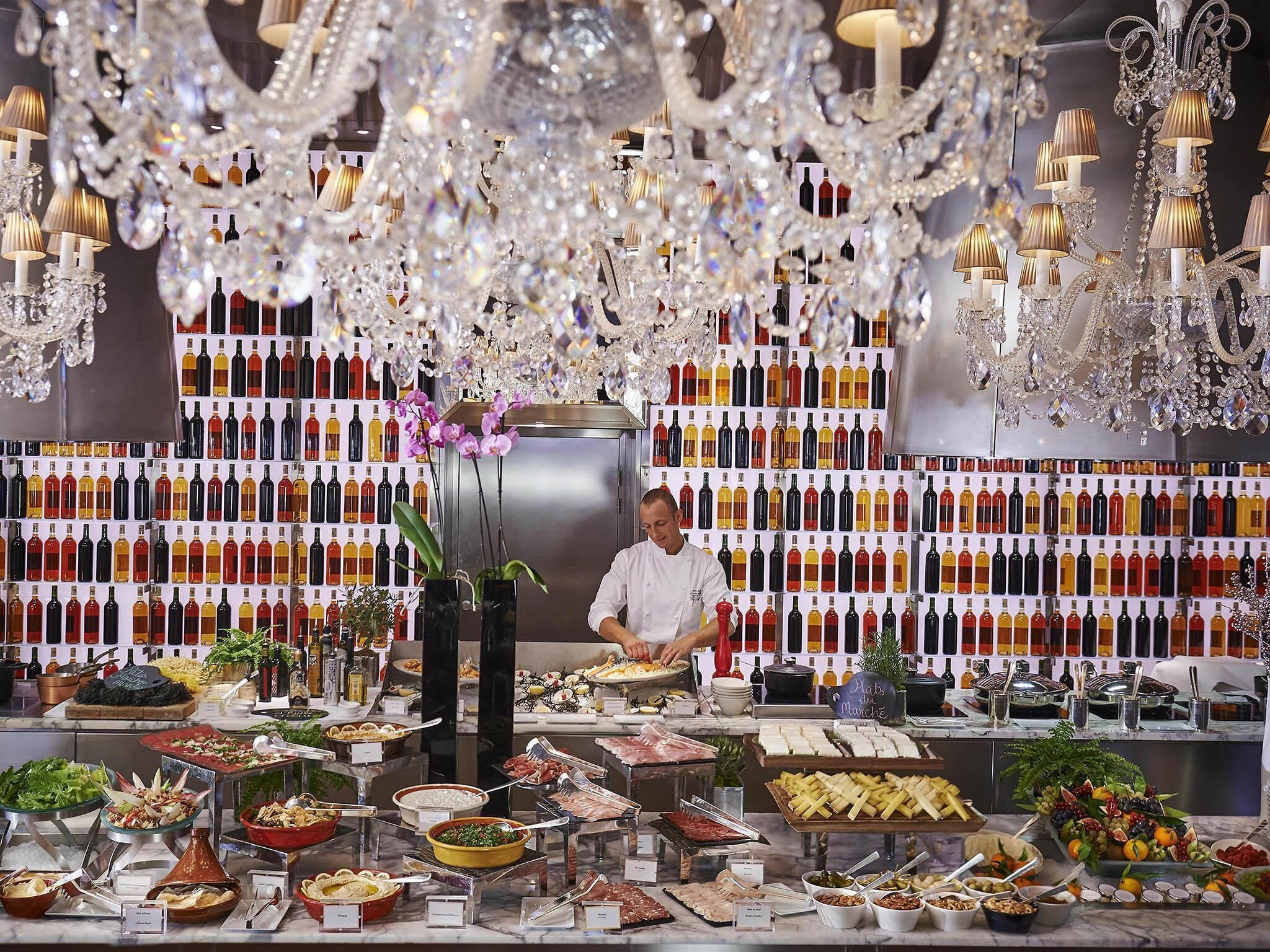 4 restaurantes, se sirven desayunos, comidas, cenas y cocina italiana