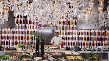 4 restaurantes, se sirven desayunos, comidas, cenas y cocina italiana