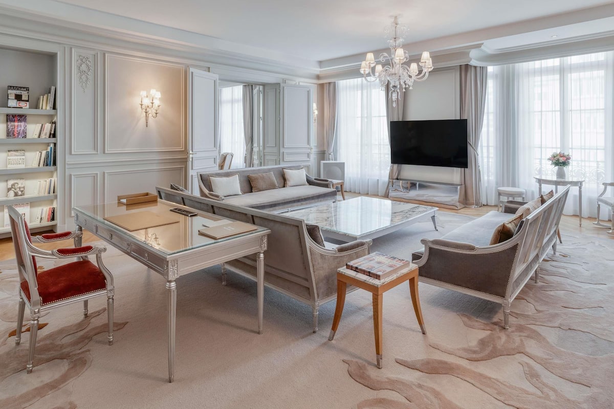 Raffles Presidential Suite | Premium bedding, minibar, in-room safe, laptop workspace