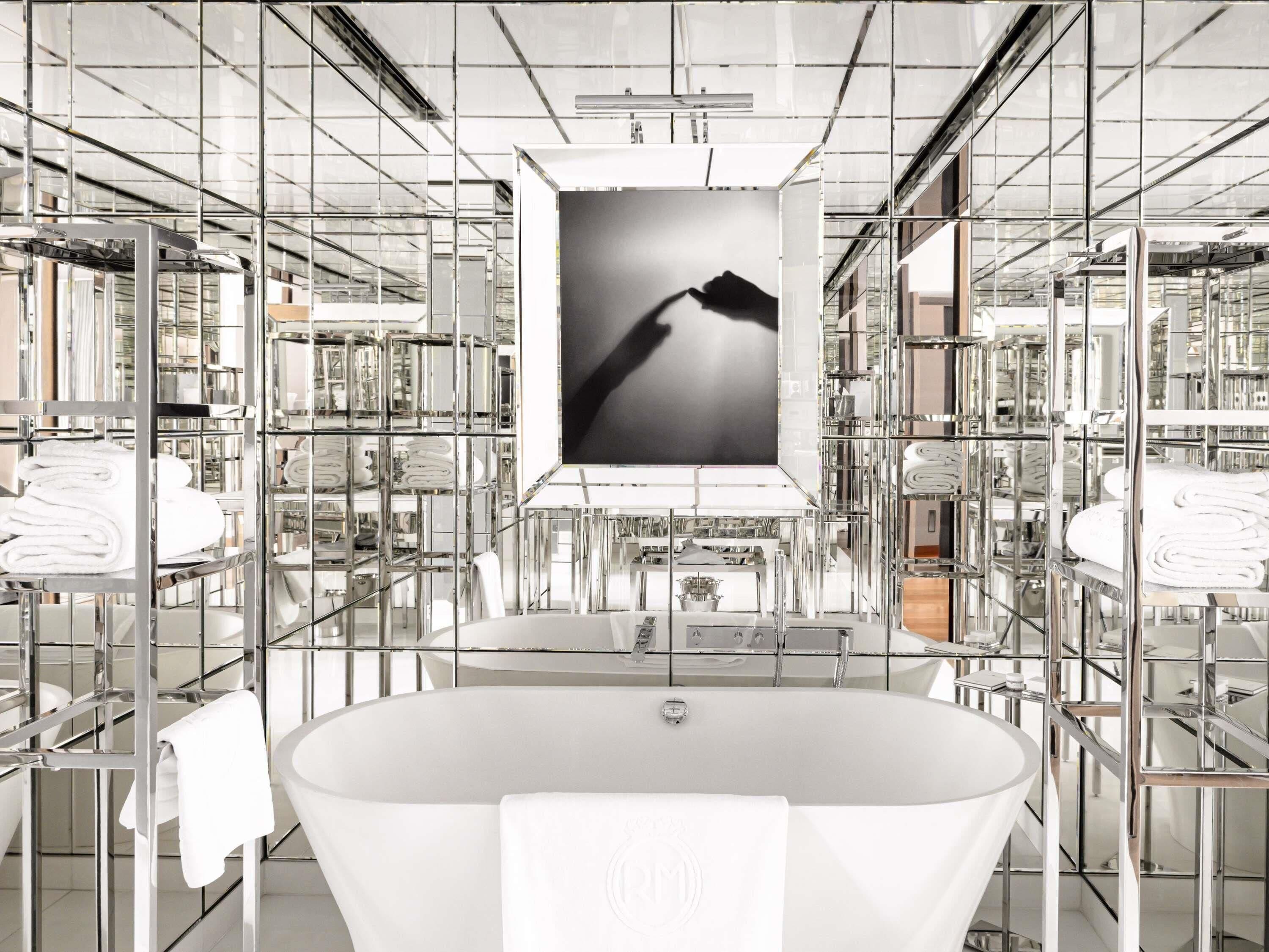 Ropa de cama de alta calidad y minibar 