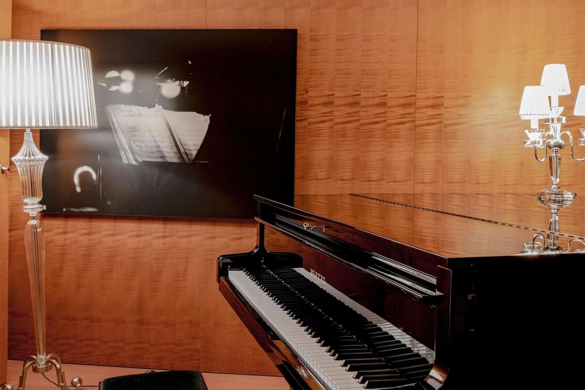 Ray Charles Suite | Premium bedding, minibar, in-room safe, laptop workspace