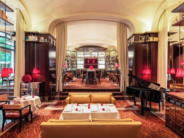 4 restaurants, breakfast, lunch, dinner served; Italian cuisine