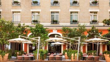 4 restaurants; ze serveren er ontbijt, lunch, diner en brunch