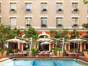 4 restaurants; breakfast, lunch, dinner and brunch served  - Le Royal Monceau - Raffles Paris (Paris)
