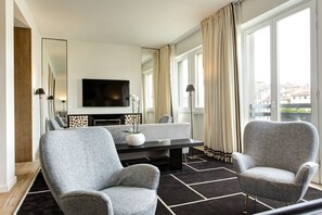 Design Suite, River View | Living area | LCD TV - Hotel Lungarno - Lungarno Collection (Florence)