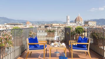 Panorama suite, 2 slaapkamers, terras, uitzicht op rivier | Terras