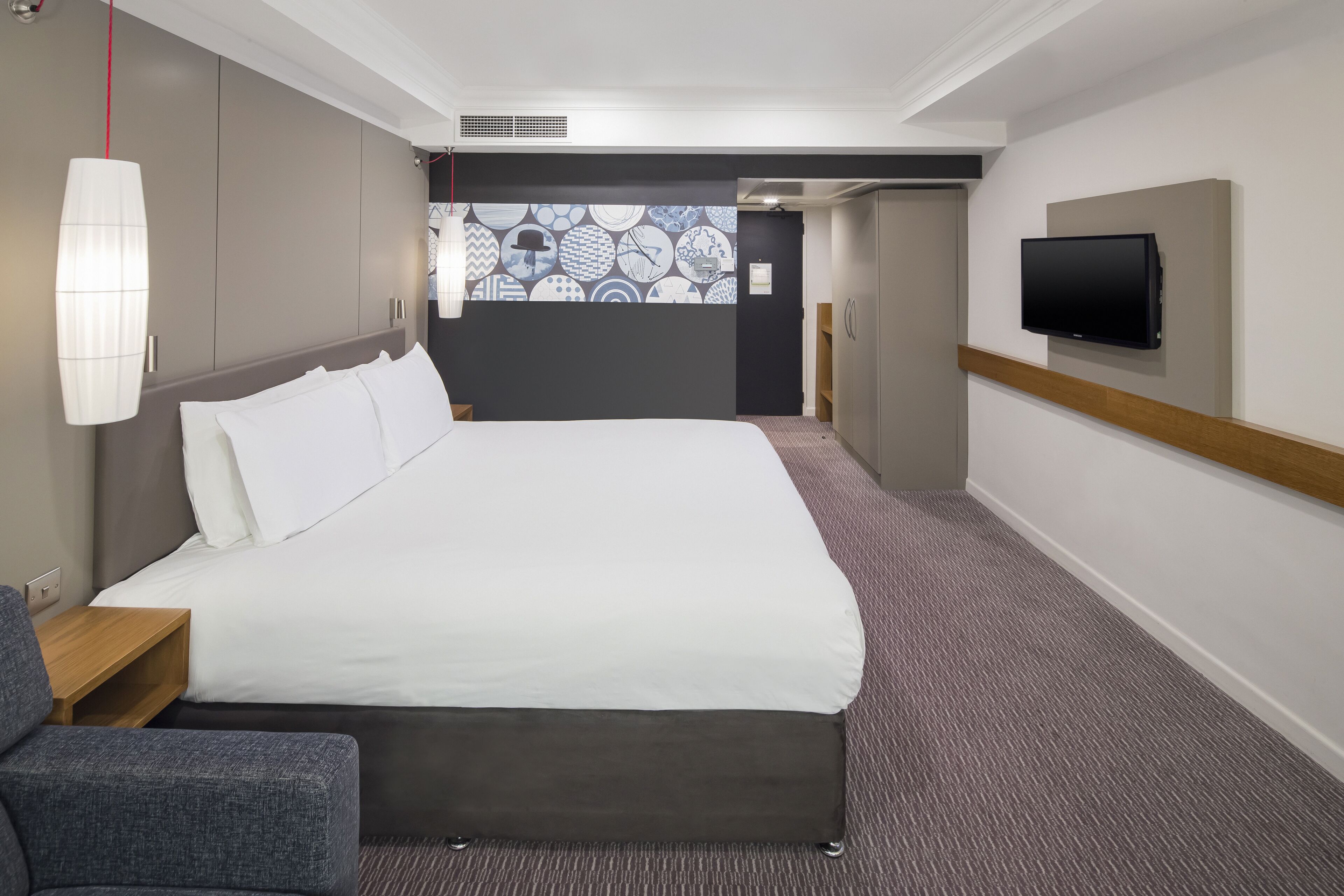 ห้องพรีเมียม, เตียงคิงไซส์ 1 เตียง และโซฟาเบด (Super King) | 1 ห้องนอน, เครื่องนอนป้องกันสารก่อภูมิแพ้, ตู้นิรภัยในห้องพัก, โต๊ะทำงาน