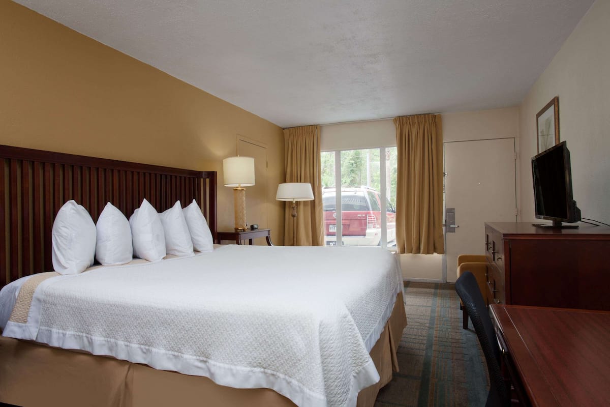 Standard Room, 1 King Bed, Smoking | Premium bedding, desk, blackout curtains, iron/ironing board