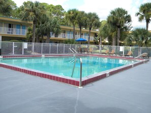 Outdoor pool - Econo Lodge Daytona Beach - Speedway (Daytona Beach)
