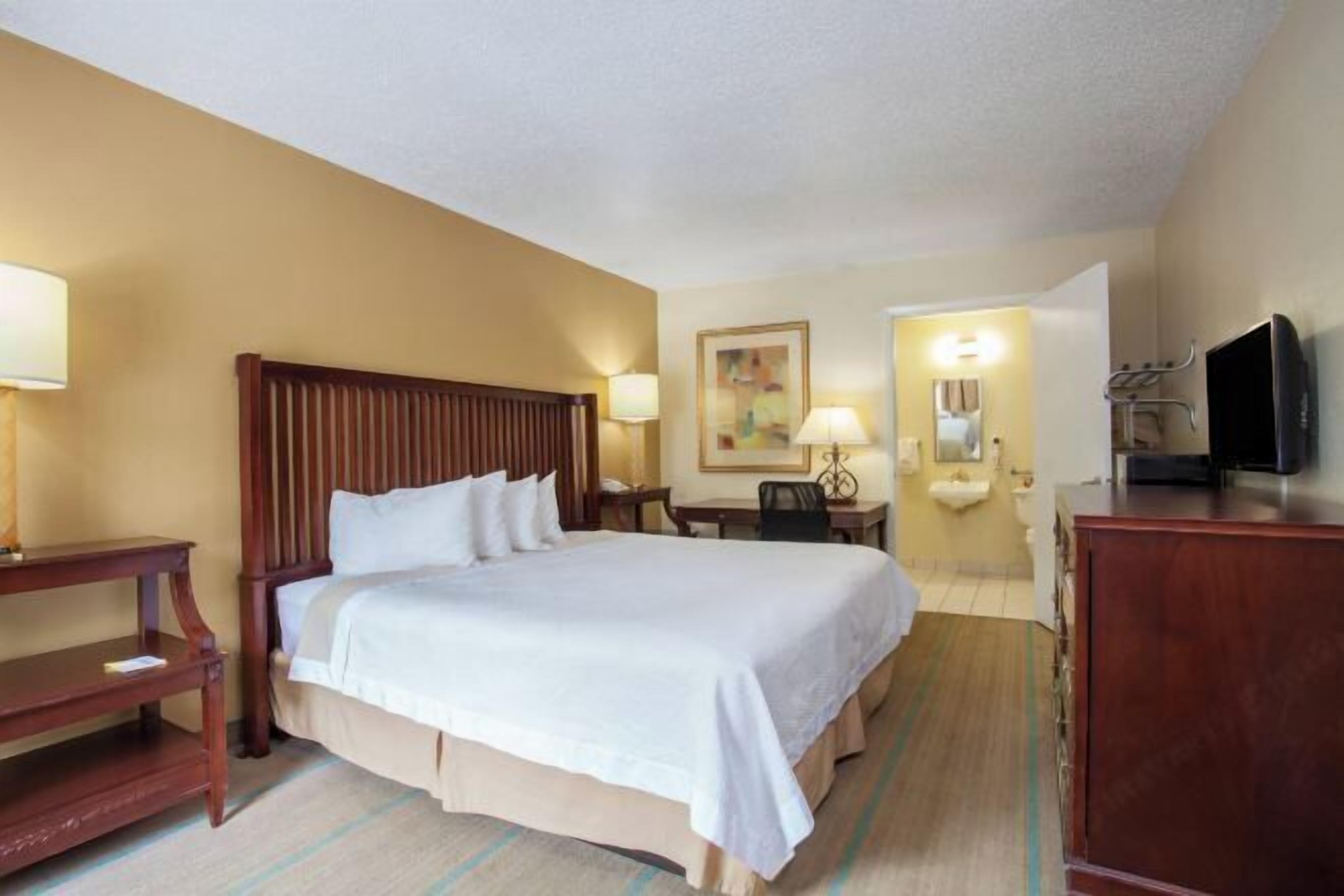 Literie de qualité supérieure, bureau, rideaux occultants