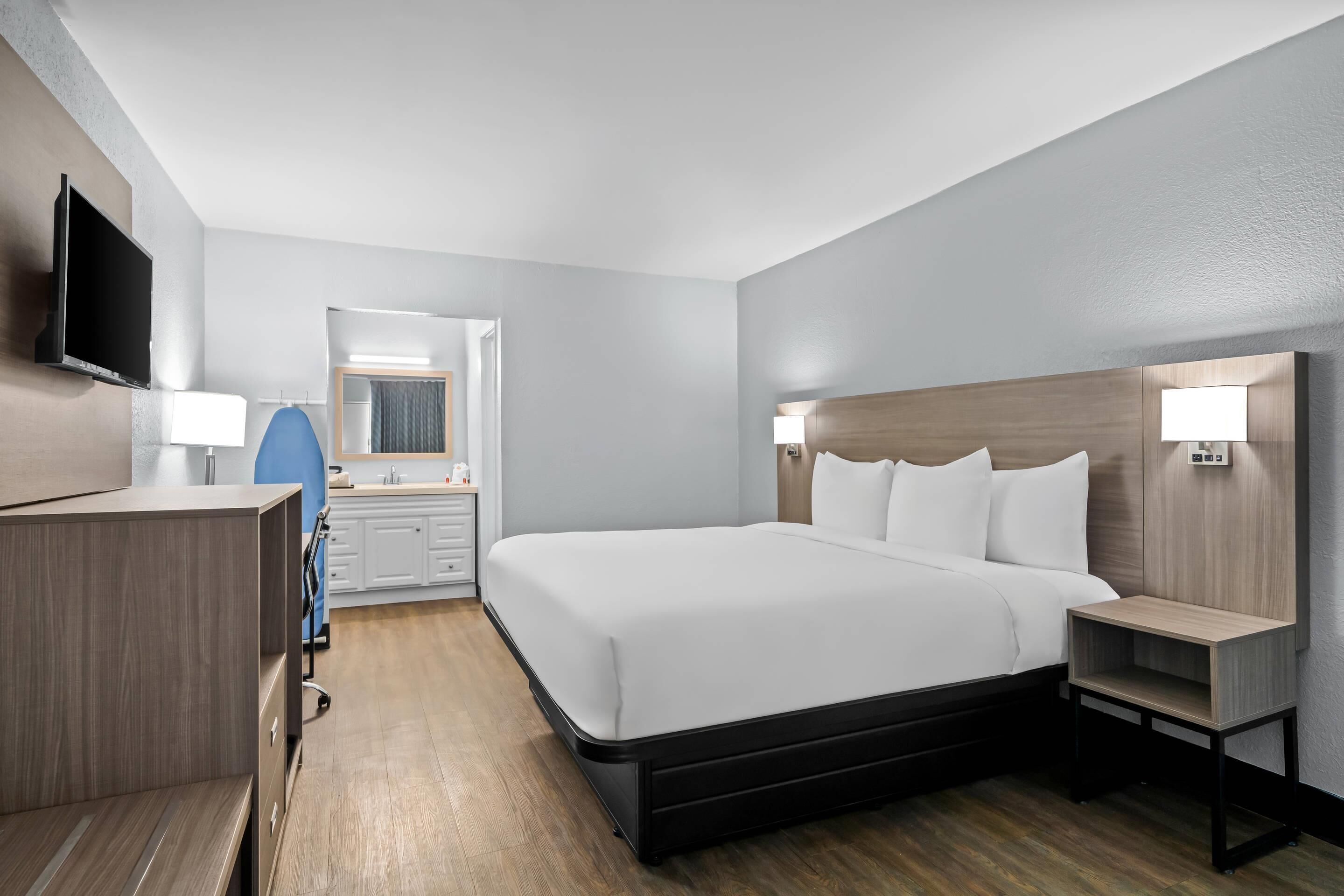 Standard Room, 1 King Bed, Non Smoking | Premium bedding, desk, blackout curtains, iron/ironing board