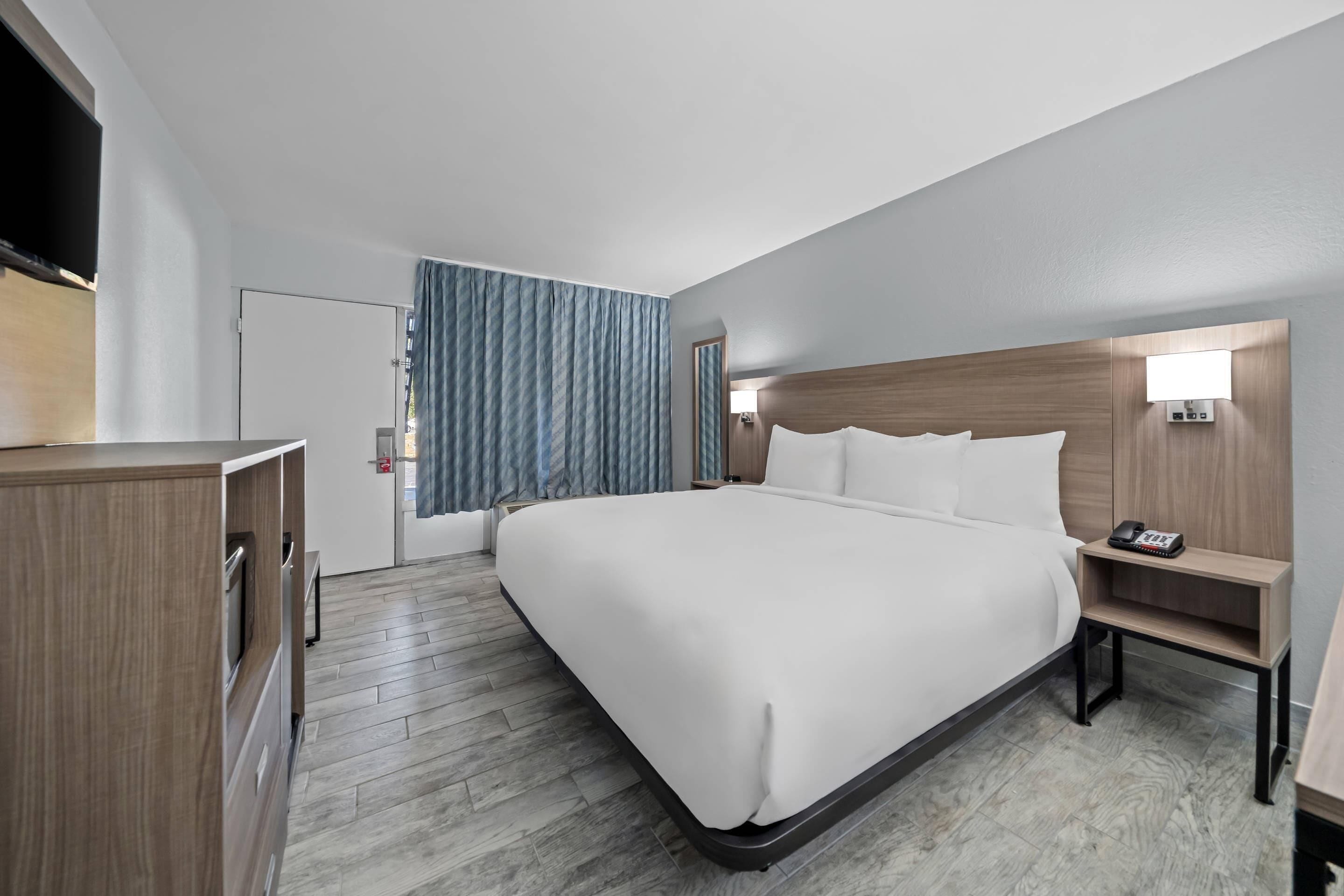 Room, 1 King Bed, Accessible, Non Smoking | Premium bedding, desk, blackout drapes, iron/ironing board