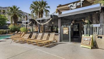 Bar junto a la alberca