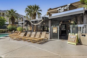 Bar en bord de piscine