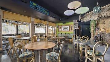 2 restaurantes, se sirve desayuno